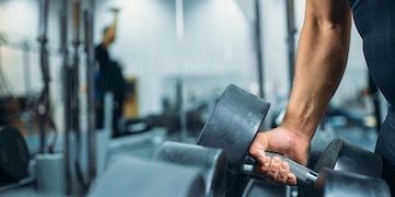 Voimakas käsi nostaa käsipainoa